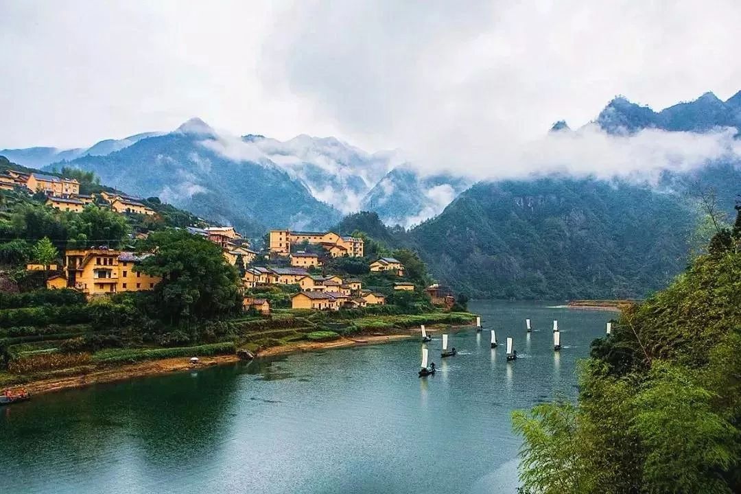 夕阳映照下的浙江古城墙，古装演员凝望山水画卷