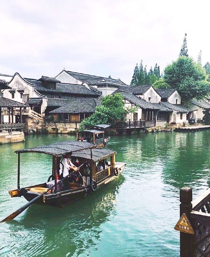 夕阳映照下的浙江古城墙,古装演员凝望山水画卷