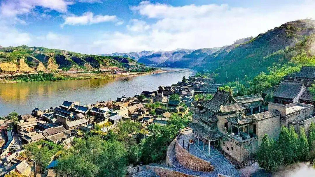 吕梁暖阳映照下的美丽风光